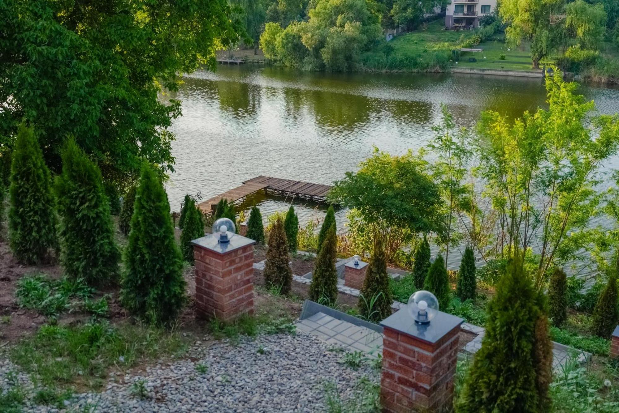 Madison Lake Villa Балотешти Экстерьер фото